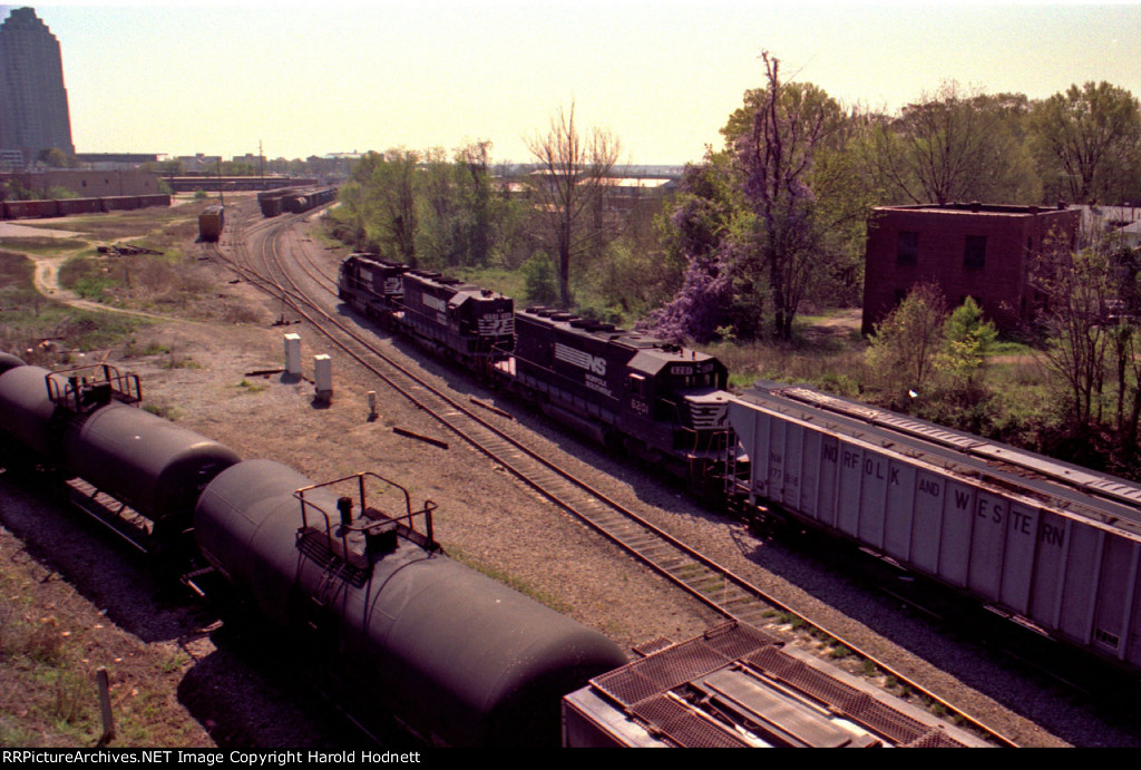NS 6201 and others pull a train out of the siding
